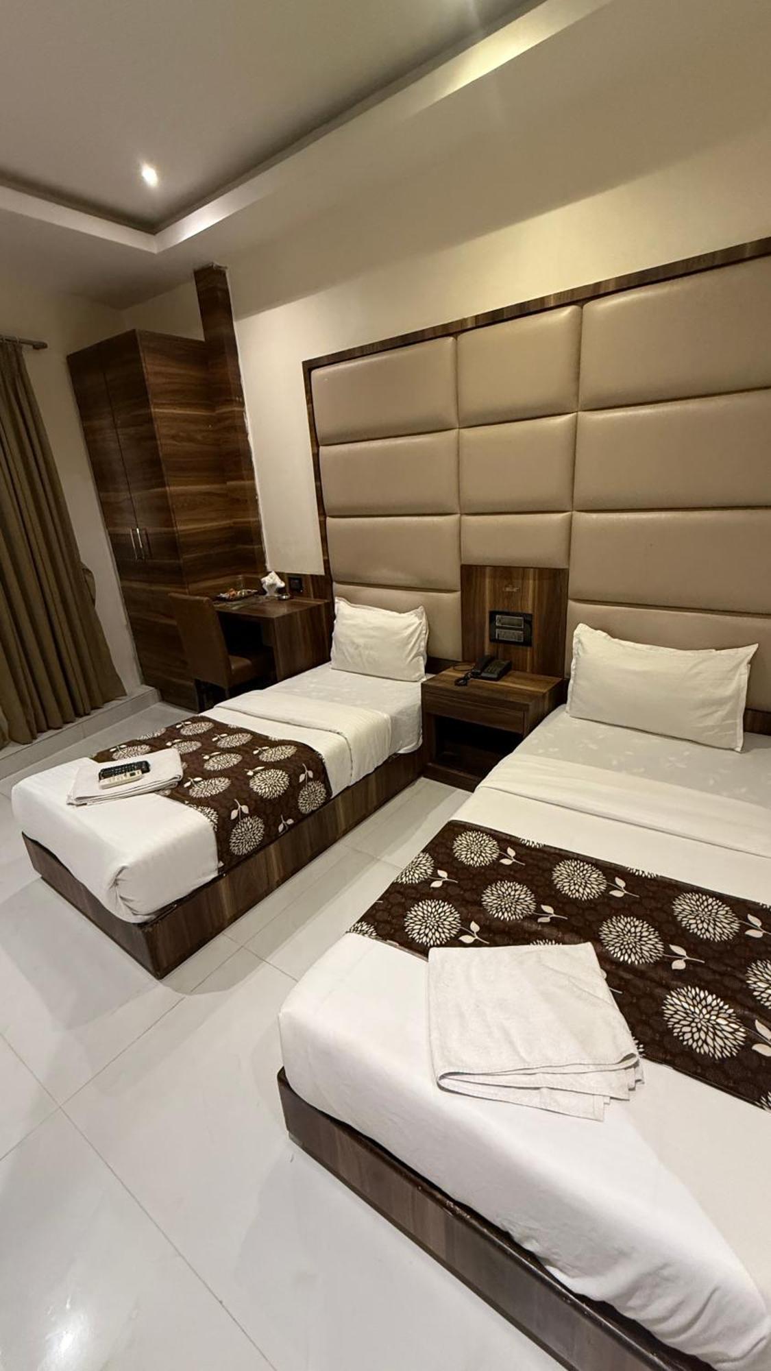 M E R I T O N Hotel T-2 Mumbai Exteriör bild