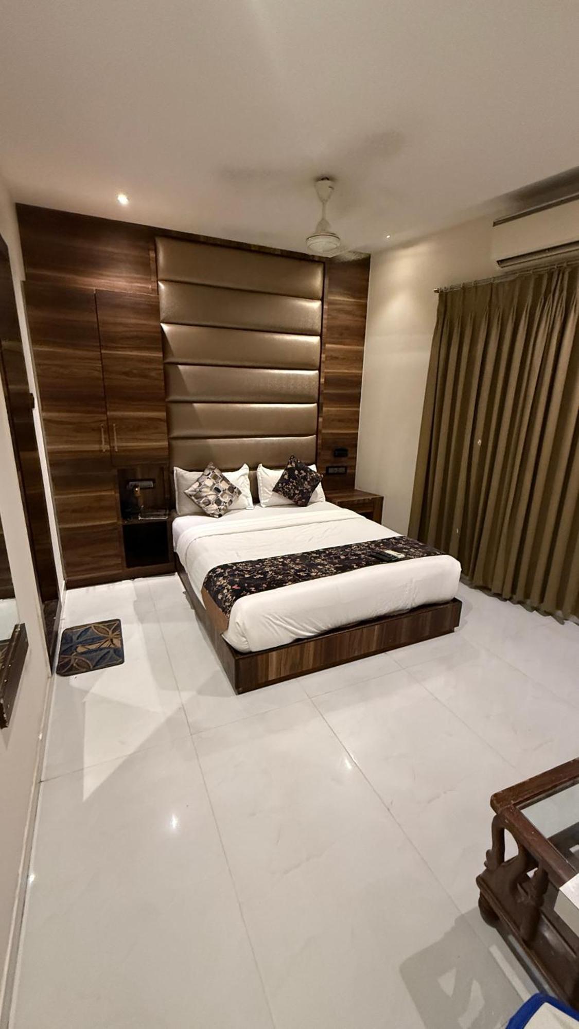 M E R I T O N Hotel T-2 Mumbai Exteriör bild